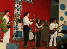 De izquierda a derecha: Willy Terry, Milka Fistrovic, Pilar Wong y Carlos Murillo. Atrs, en la batera, Carlos Romero.
